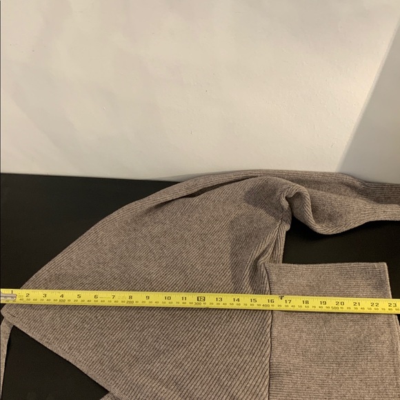 Like new 10/10 condition sweater - Picture 10 of 10